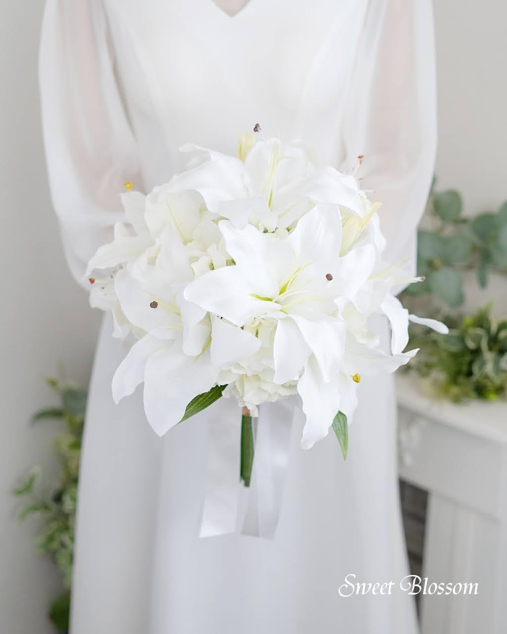 【オーダーメイド】カサブランカのクラッチブーケ&ブートニア1枚目の画像