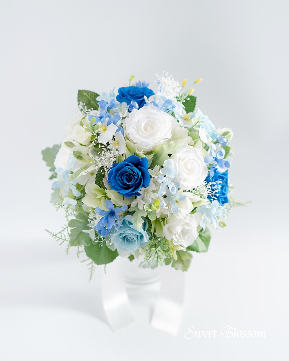 【オーダーメイド】プリザーブドフラワー ホワイトとブルーローズのクラッチブーケ&ブートニア1枚目の画像