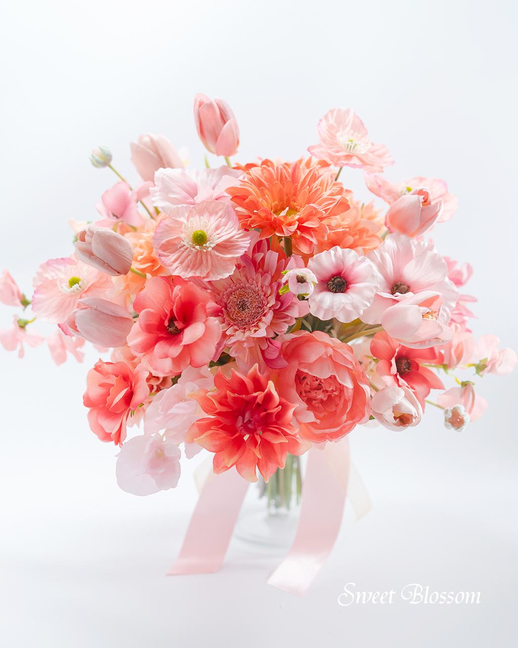 【オーダーメイド】コーラルピンクのクラッチブーケ&ブートニア1枚目の画像